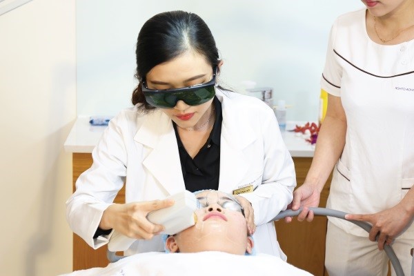 Review-phuong-phap-tiem-nang-co-xoa-nhan-tai-ROHTO-AOHAL-CLINIC