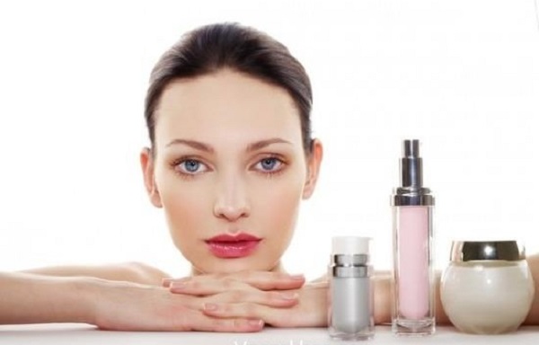Dùng mỹ phẩm phù hợp để mặt không bị già trước tuổi