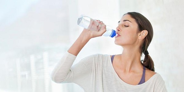 Khắc phục khuôn mặt già trước tuổi bằng những mẹo uống nước