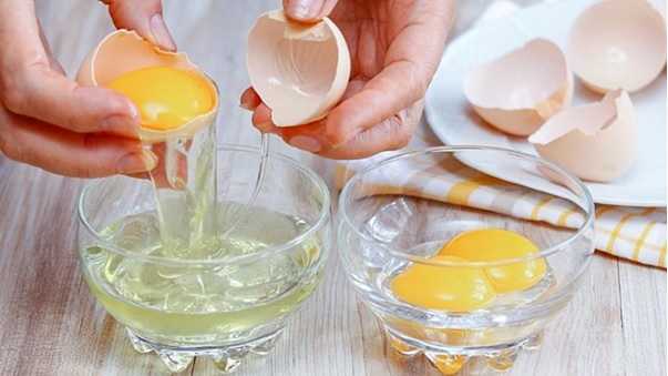 Massage bằng lòng trắng trứng giúp giảm nếp nhăn vùng trán hiệu quả
