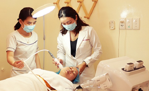 Bác sĩ thực hiện liệu trình trẻ hóa da HIFU LIFTERA
