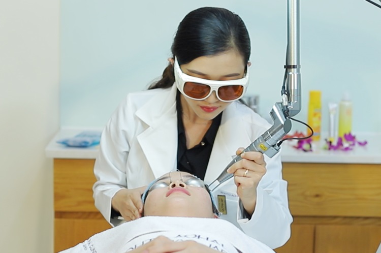 Bác sĩ tư vấn cho khách hàng về việc trị nám bằng Laser