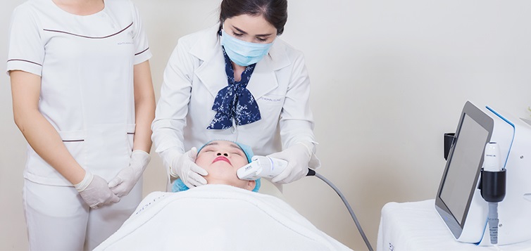 Bác sĩ chuyên môn của ROHTO AOHAL CLINIC trực tiếp thực hiện trẻ hóa da bằng máy HIFU
