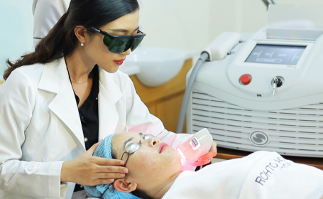 bác-sĩ-thực-hiện-liệu-trình-bbl-skin-tyte