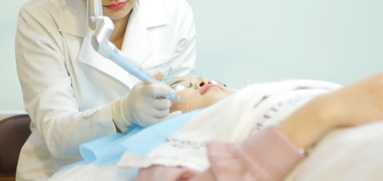 Khách hàng đang điều trị mụn thịt bằng laser