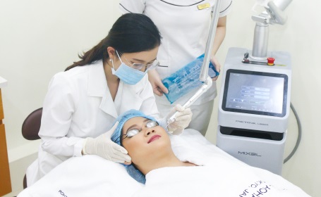 Liệu trình được thực hiện bởi các chuyên gia laser của phòng khám